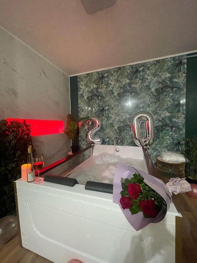 Jacuzzi Apartment Baia Mare Buitenkant foto